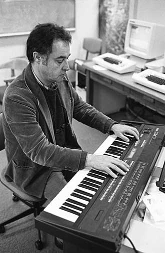 John Chowning je zaslužen za preboj glasbe v računalnikih in digitalnih inštrumentih. Na fotografiji igra legendarno Yamaho DX-7, ki je ustoličila FM sintezo zvoka.
