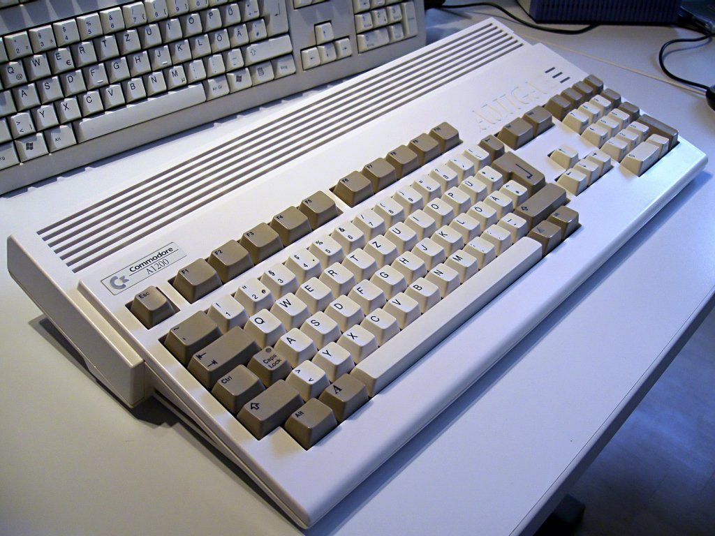 Amiga 1200 je pred kratkim praznovala 20-letnico. Commodore je 18 let na onem svetu, vendar ljubitelji znamko še vedno držijo pri življenju.